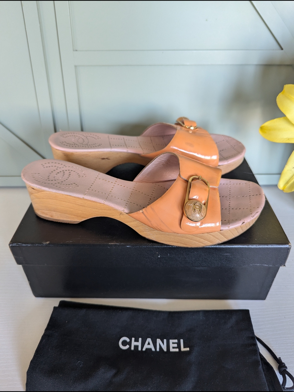 Chanel patent leather wooden platform slide mules - Picture 4 of 15